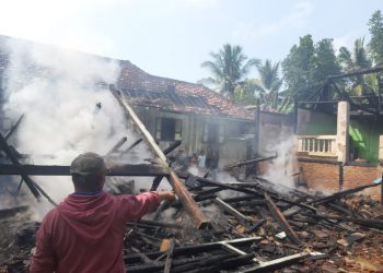 Rumah Terbakar di Pekon Ampai Diduga Korsleting Listrik